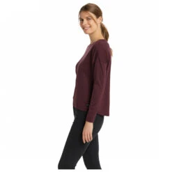 Stoic Women's Merino180 MMXX.Linköping L/S - Merino Shirt 13 Stoic Women's Merino180 MMXX.Linköping L/S - Merino Shirt -Rab Store stoic womens merino180 mmxxlinkoeping l s merino shirt detail 5